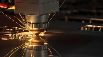 חיתוך לייזר של לוחות מתכת: מדריך מקיף ליסודות